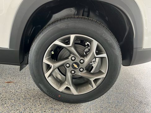 New 2026 Chevrolet Trax LT w/ Sunroof Package FWD image 34