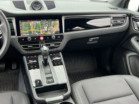 Used 2025 Porsche Macan image 27