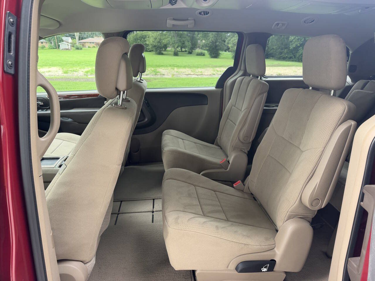 Used 2012 Chrysler Town & Country Touring FWD image 11