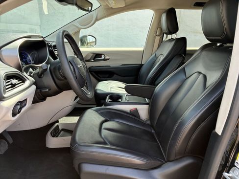 Used 2023 Chrysler Pacifica Touring-L image 29