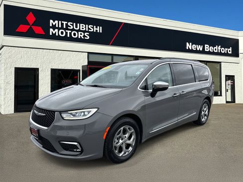 Used 2023 Chrysler Pacifica Limited image 1