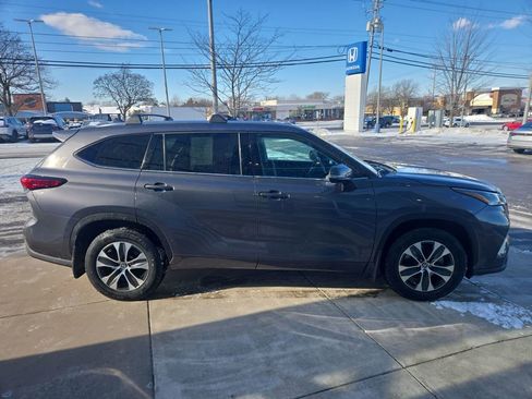 Used 2021 Toyota Highlander XLE image 2