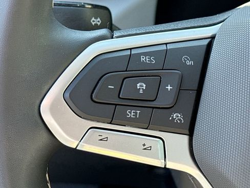 Used 2023 Volkswagen Taos SE w/ Panoramic Sunroof Package FWD image 27