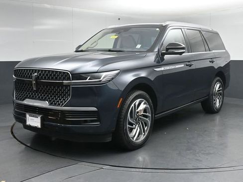 Certified 2025 Lincoln Navigator Reserve AWD/4WD image 3
