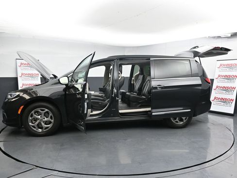 Used 2023 Chrysler Pacifica Limited image 28