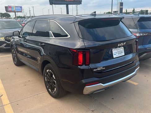 Used 2025 Kia Sorento S w/ Panoramic Sunroof Package FWD image 7