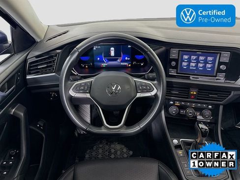 Certified 2022 Volkswagen Jetta SE w/ Panoramic Sunroof Package image 23