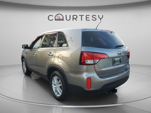 Used 2015 Kia Sorento LX FWD image 2