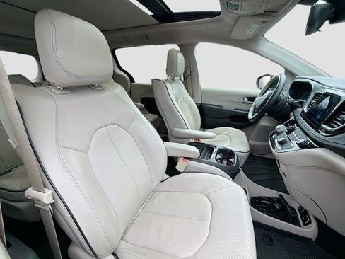 Used 2017 Chrysler Pacifica Platinum FWD image 29