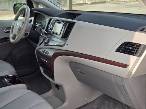 Used 2013 Toyota Sienna XLE w/ Entertainment Pkg FWD image 28