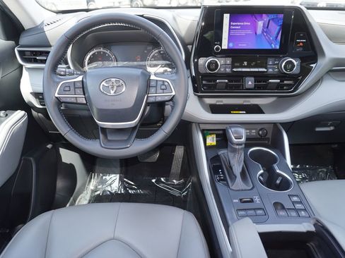 Used 2023 Toyota Highlander XLE AWD/4WD image 13