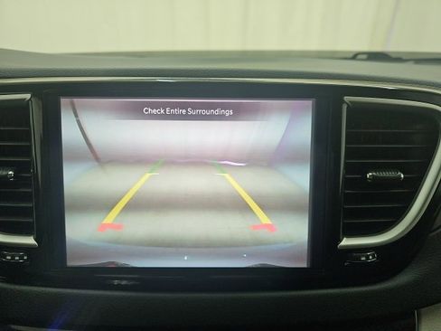 Used 2023 Chrysler Pacifica Touring-L image 8