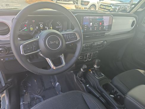 Used 2025 Jeep Wrangler Unlimited Sahara AWD/4WD image 18