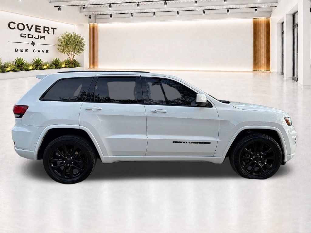 Used 2017 Jeep Grand Cherokee Altitude AWD/4WD image 11