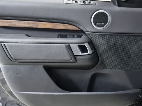 Used 2020 Land Rover Discovery HSE image 24