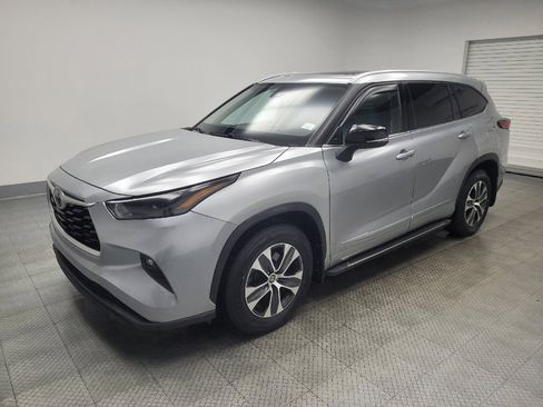 Used 2022 Toyota Highlander XLE image 2