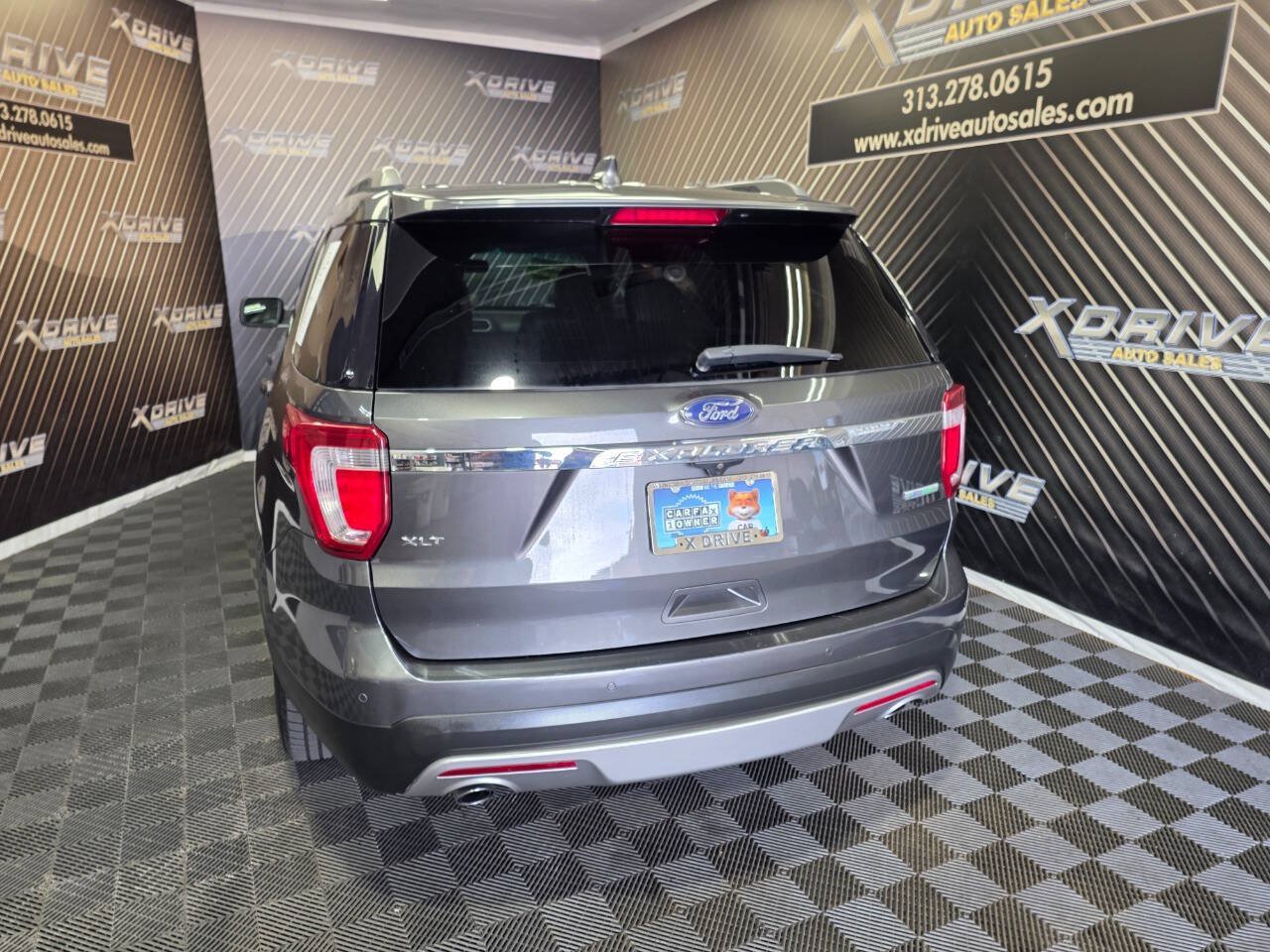 Used 2017 Ford Explorer XLT w/ Equipment Group 202A FWD image 12
