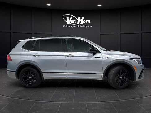Used 2024 Volkswagen Tiguan SE R-Line AWD/4WD image 8