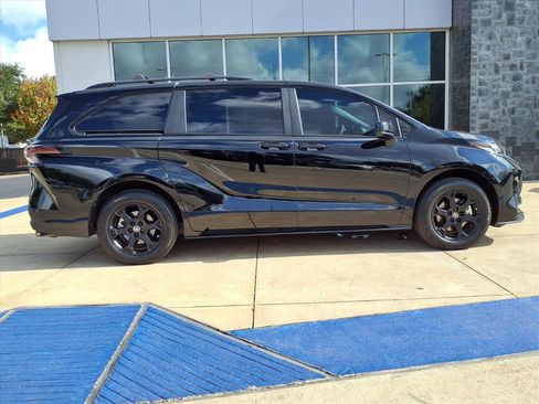 Used 2025 Toyota Sienna XLE Woodland Edition image 27
