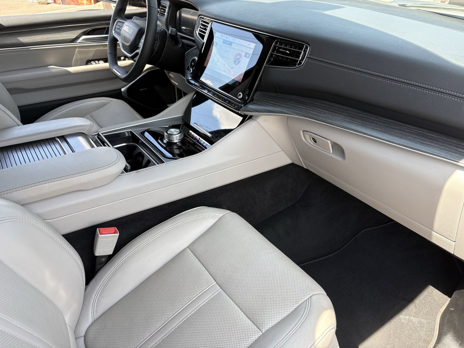 Used 2024 Jeep Wagoneer Series II w/ Flexible Seating Group RWD image 14