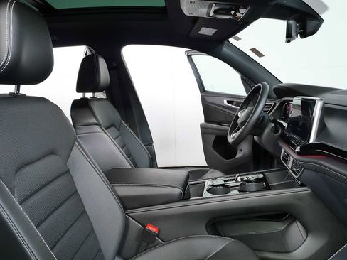 Certified 2024 Volkswagen Atlas Cross Sport SEL R-Line AWD/4WD image 27