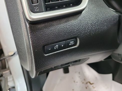 Used 2015 Nissan Rogue S image 37