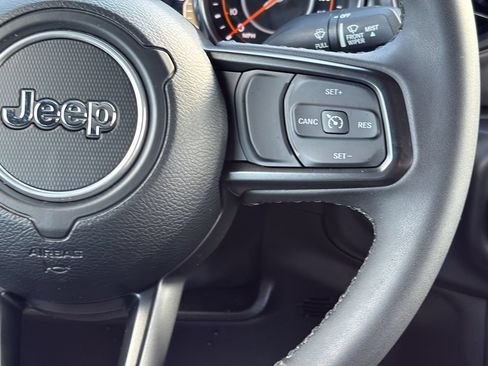 Used 2023 Jeep Gladiator Sport AWD/4WD image 13