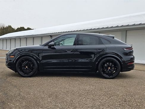 Certified 2024 Porsche Cayenne Turbo image 2