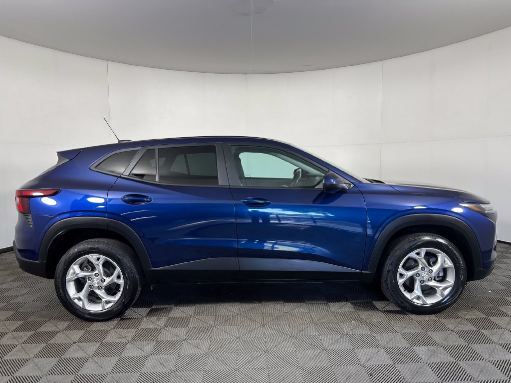 Used 2024 Chevrolet Trax LS w/ LS Convenience Package FWD image 6