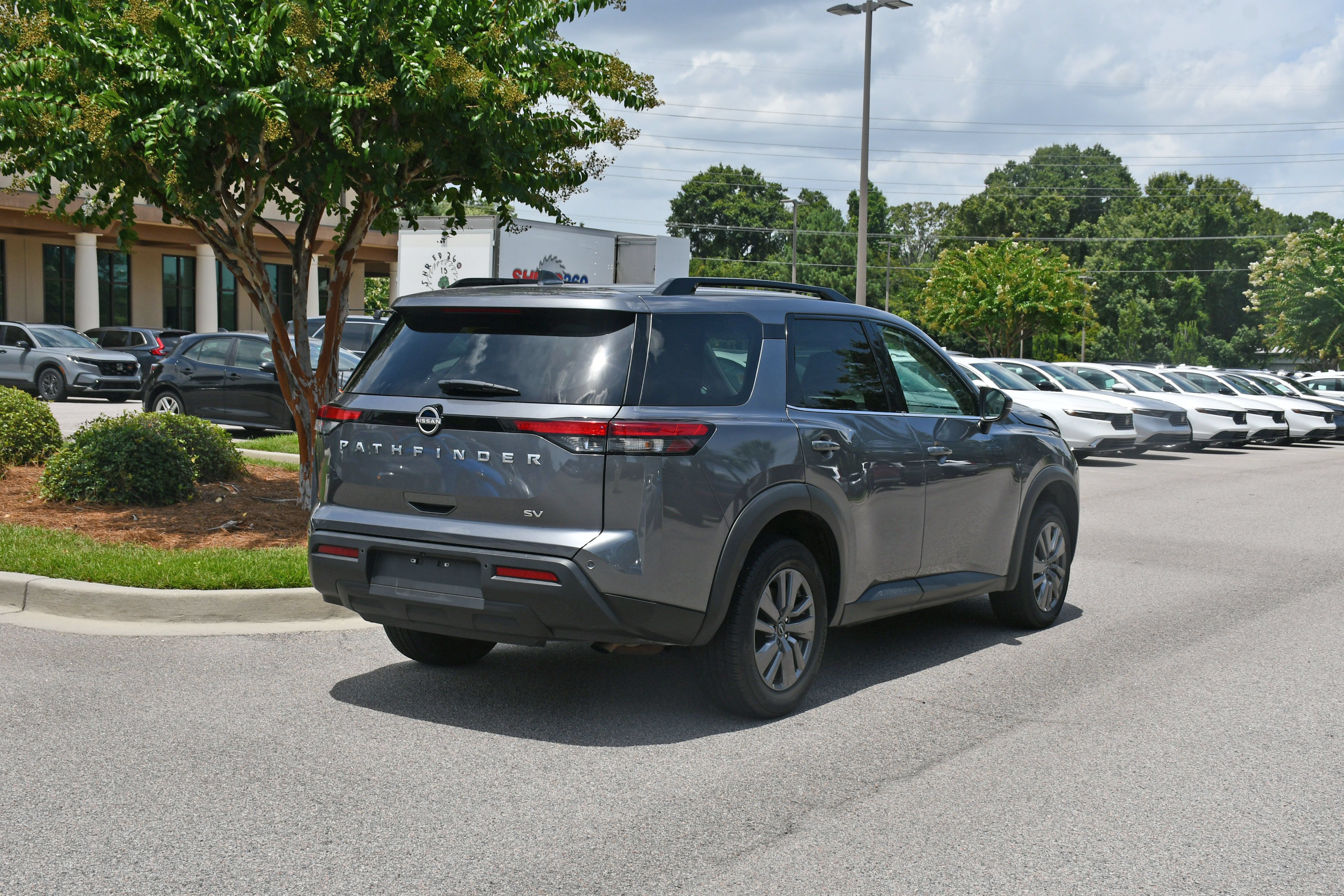 Used 2024 Nissan Pathfinder SV FWD image 4