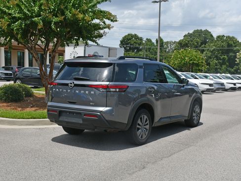 Used 2024 Nissan Pathfinder SV FWD image 4