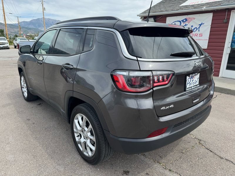 Used 2023 Jeep Compass Latitude w/ Sun and Sound Group AWD/4WD image 4