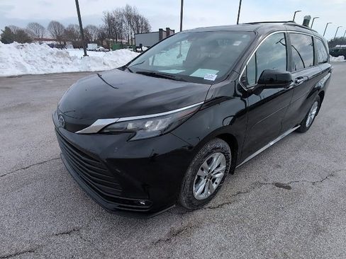 Used 2025 Toyota Sienna XLE image 10