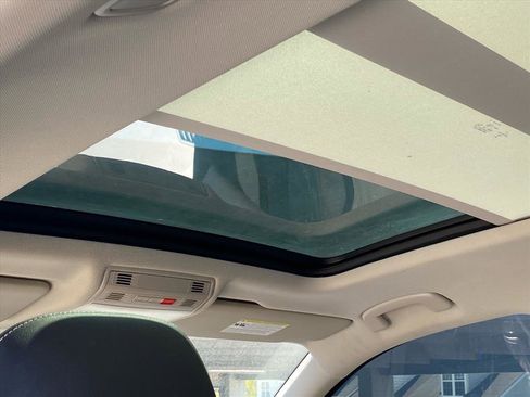 Used 2023 Volkswagen Tiguan SE w/ Panoramic Sunroof Package image 18