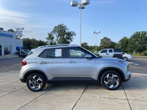 Used 2025 Hyundai Venue SEL FWD image 13