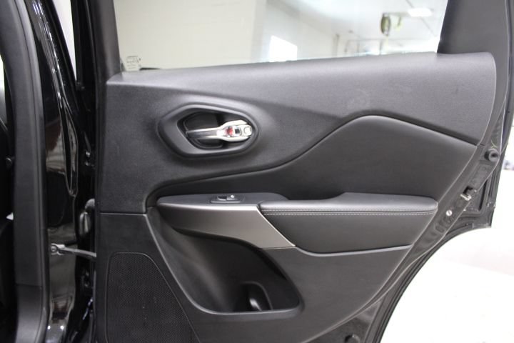 Used 2019 Jeep Cherokee Limited AWD/4WD image 26