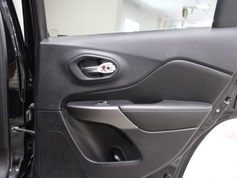 Used 2019 Jeep Cherokee Limited AWD/4WD image 26