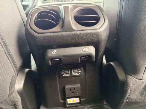 Used 2023 Jeep Gladiator Overland image 12