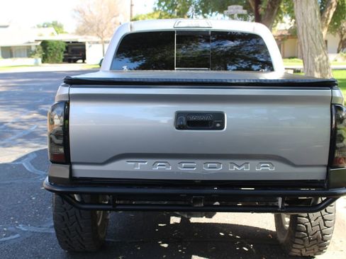 Used 2017 Toyota Tacoma TRD Off-Road image 5