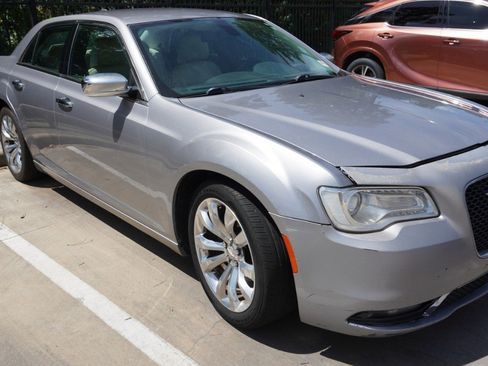 Used 2018 Chrysler 300 Limited RWD image 3