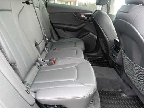 Used 2023 Audi Q8 Premium image 35