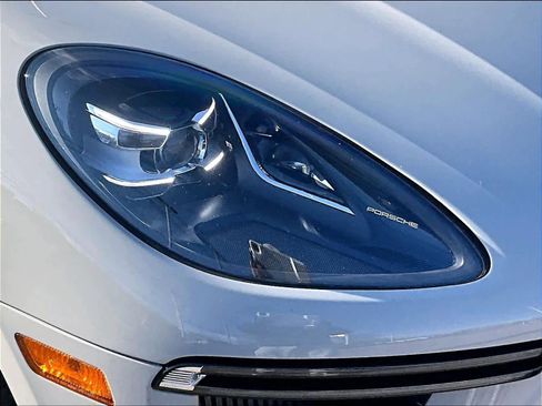 Used 2021 Porsche Macan Turbo image 32