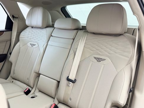 Used 2025 Bentley Bentayga image 15