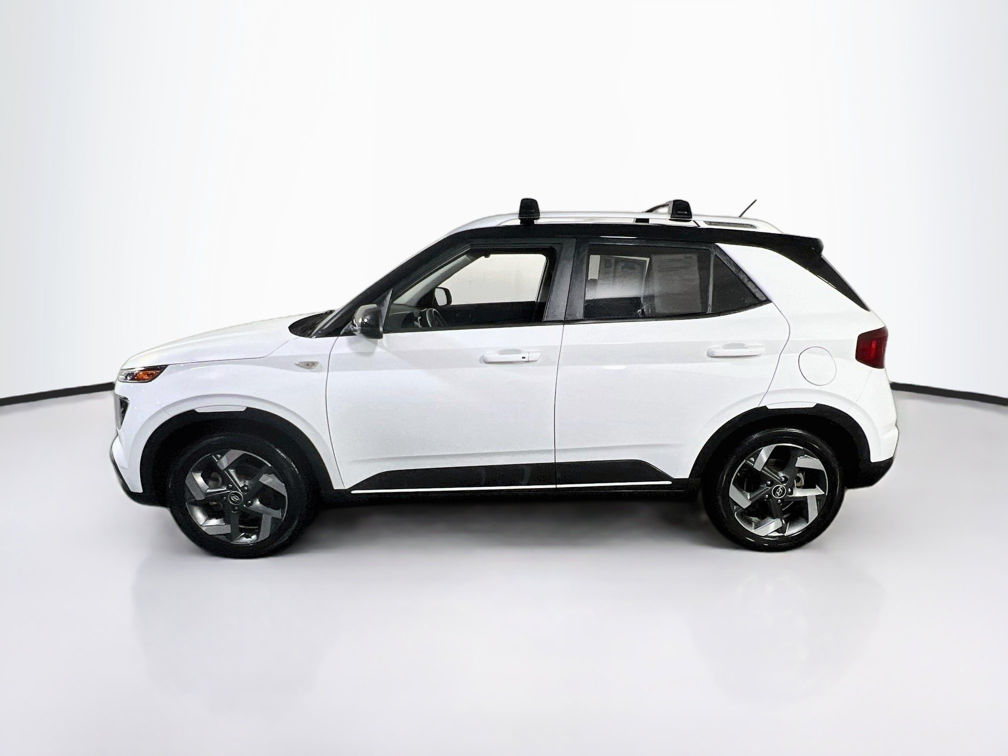 Used 2023 Hyundai Venue Limited FWD image 8