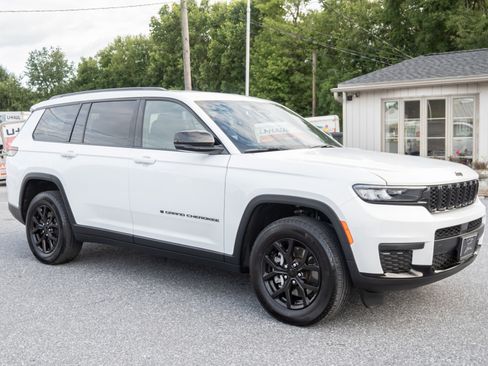 Used 2024 Jeep Grand Cherokee L Laredo image 4