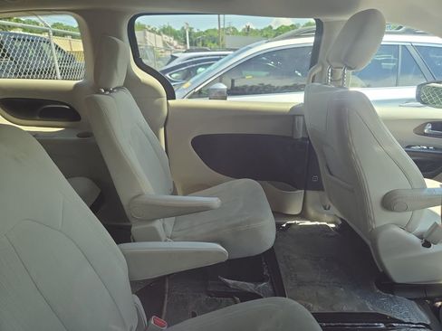 Used 2017 Chrysler Pacifica Touring w/ Tire & Wheel Group FWD image 11