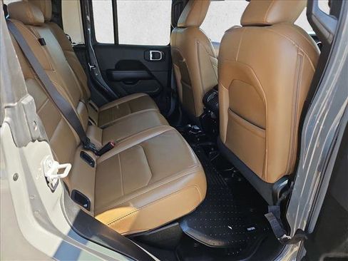 Used 2020 Jeep Gladiator Overland AWD/4WD image 18