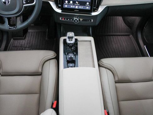 New 2026 Volvo XC90 B5 Ultra w/ Protection Package Premier AWD/4WD image 24