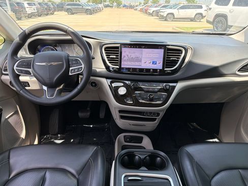 Used 2023 Chrysler Pacifica Touring-L FWD image 18