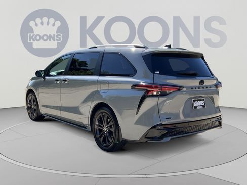 Used 2025 Toyota Sienna XSE w/ XSE Plus Package FWD image 4